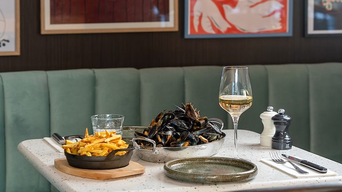 Can I organize a private or corporate event at Bistro Palyma?